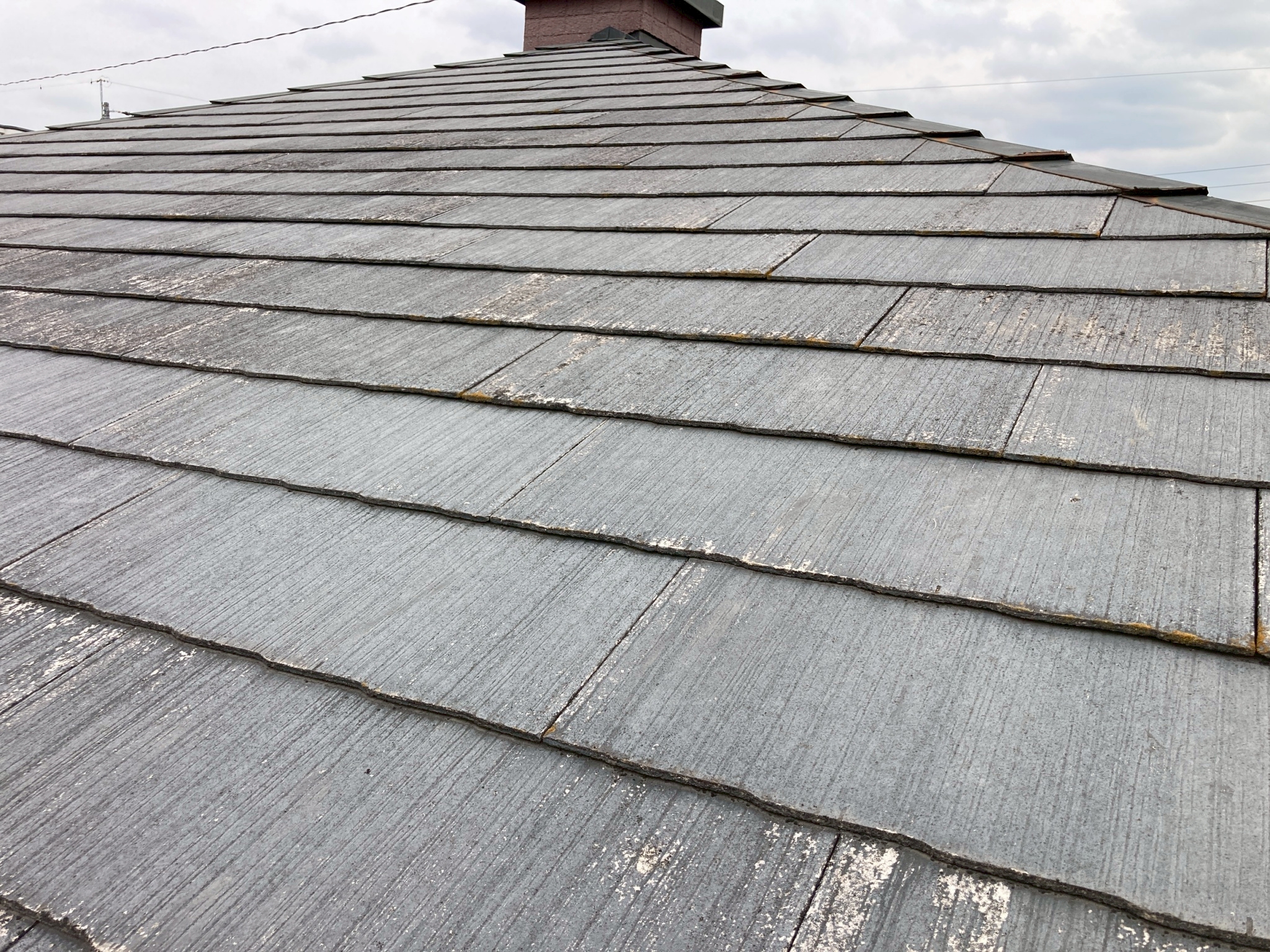 各務原市｜戸建住宅の化粧スレート屋根、表面が剥がれ灰色が見えていたので点検を実施